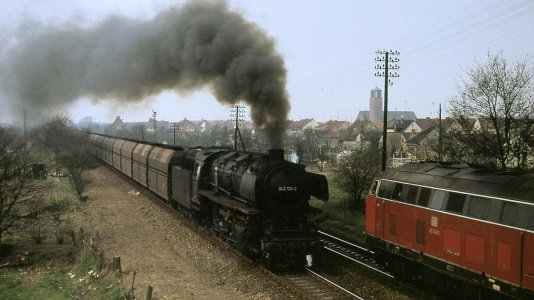 Ganzzug-aus-Sattelwagen-mit-oelgefeuerter-Dampflok-der-Baureihe-44.jpg