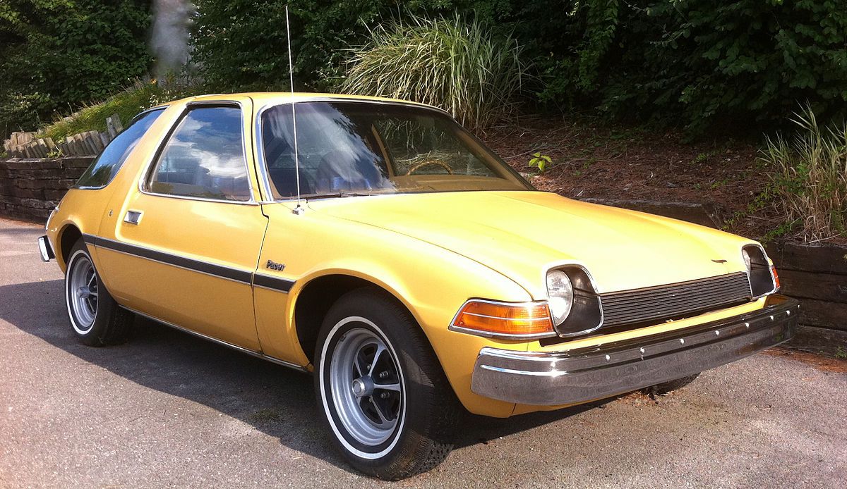 1200px-1975_AMC_Pacer_base_model_frontrightside.jpg