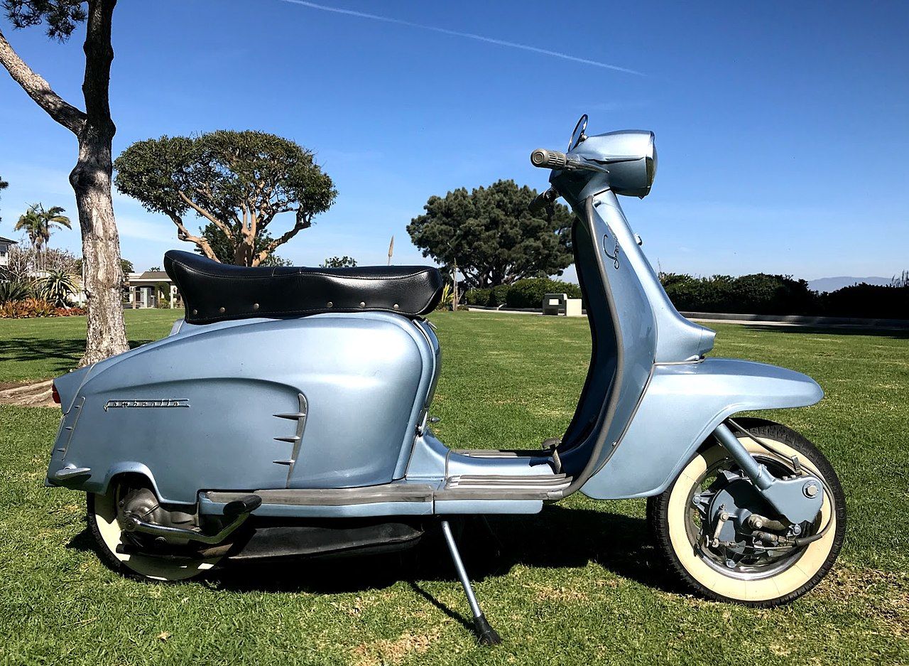 1280px-1966_Innocenti_Lambretta_Li125_Special_Metallic_Blue_1.jpg