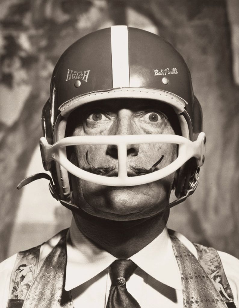 17_portrait_de_salvador_dal__avec_casque_de_footballeur_am_ricain__1964-web.jpg