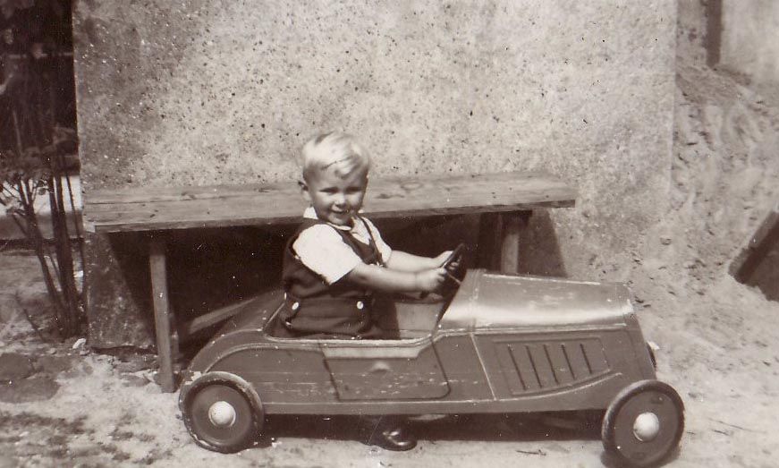 1945 rotes Tretauto .jpg
