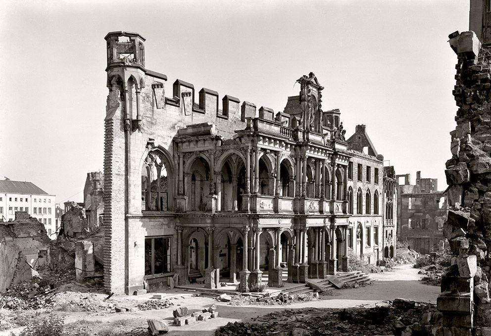 1949. Porch of Cologne town hall.jpg