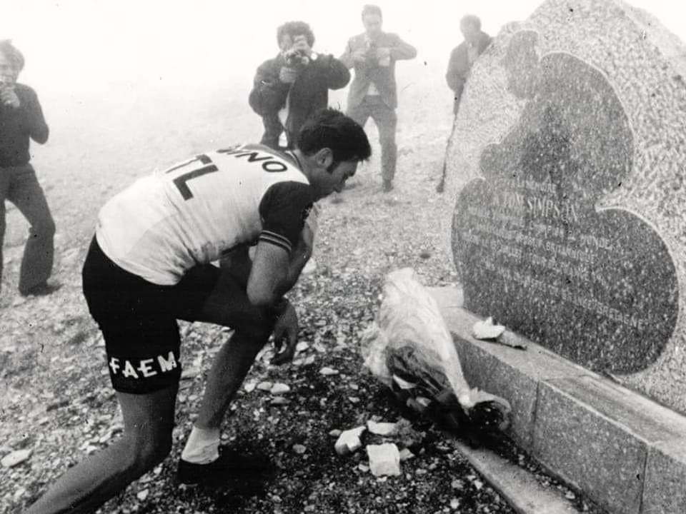 1969_ Eddy Merckx aan het graf van Tom Simpson.jpeg