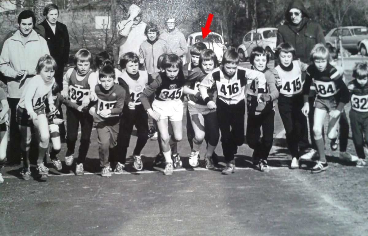 1976_03_Parklauf_am_Hallo_Bild_vom_Start_mit_Pfeil.jpg