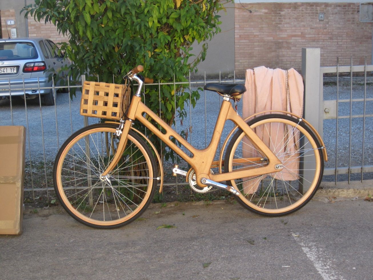 2011-10-01 22a Gaiole Teilemarkt Holzfahrrad.jpg