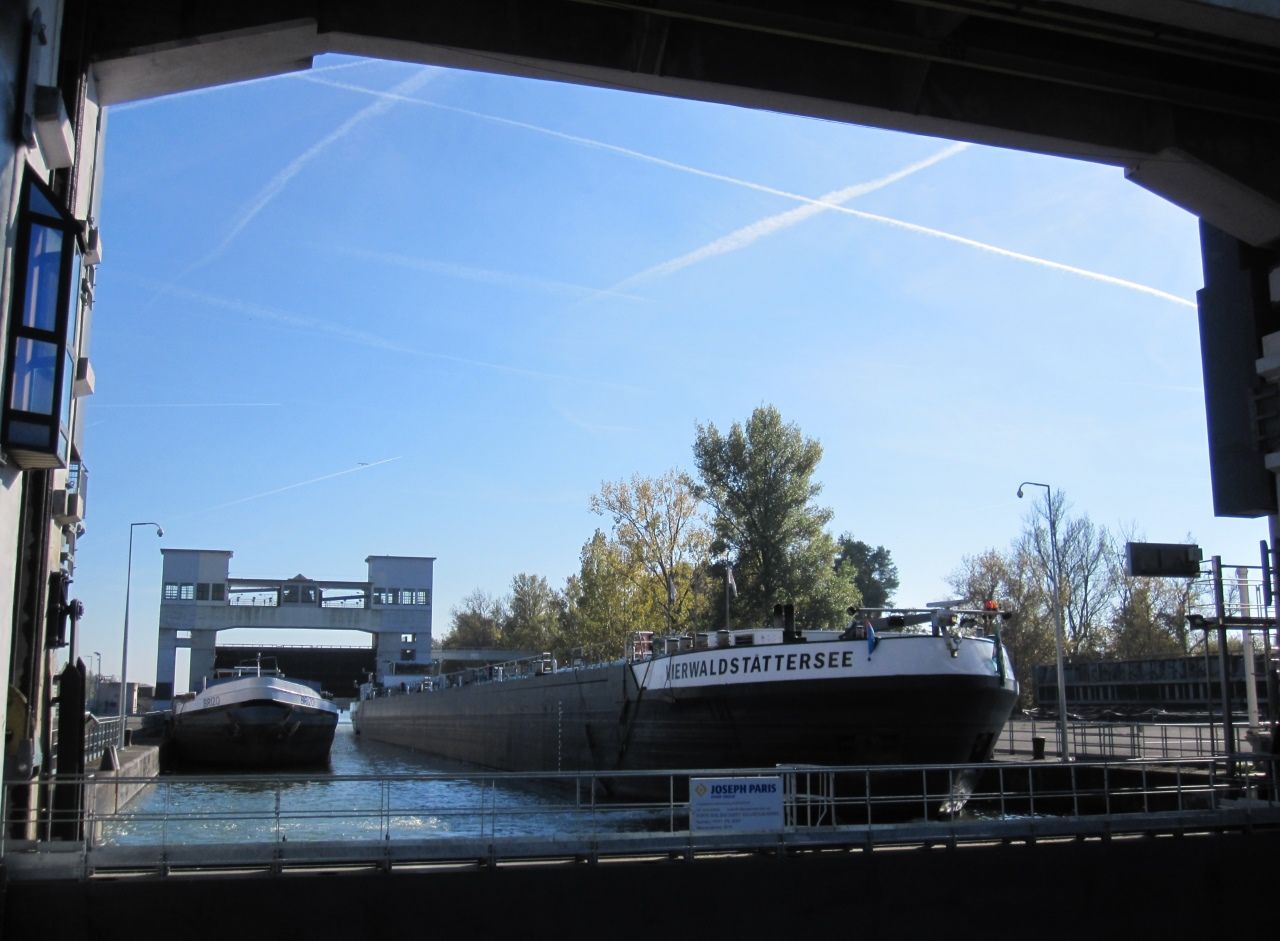 2016-11-01 19a Schleuse Kembs.jpg