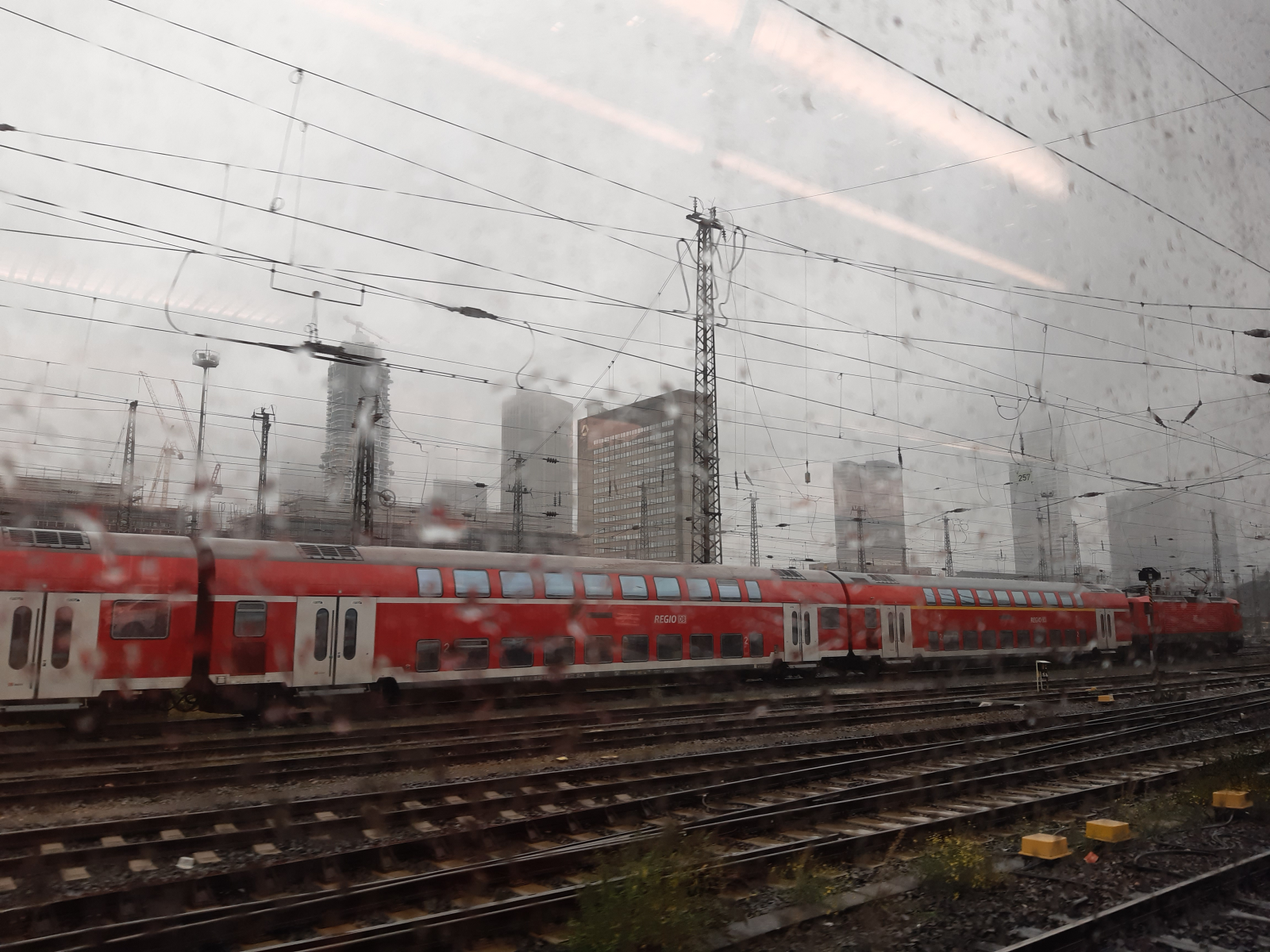 20191008_frankfurt_im_regen_vom_zug.png