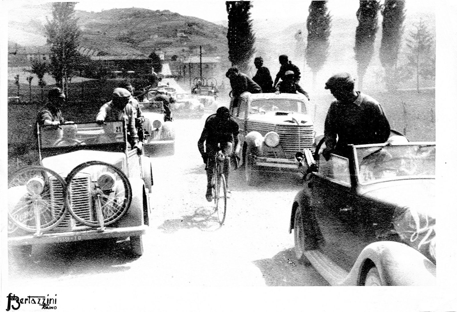 30-1947-Giro-del-Piemonte-Vicini-Mario-in-fuga_Graustufen.jpg