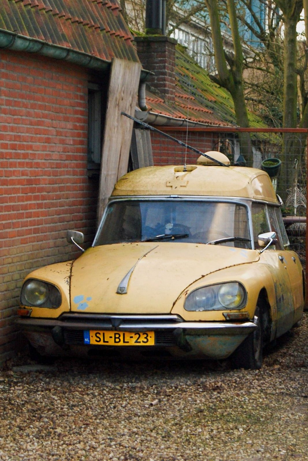 Abandoned 1973 Citroën DS Ambulance.jpeg