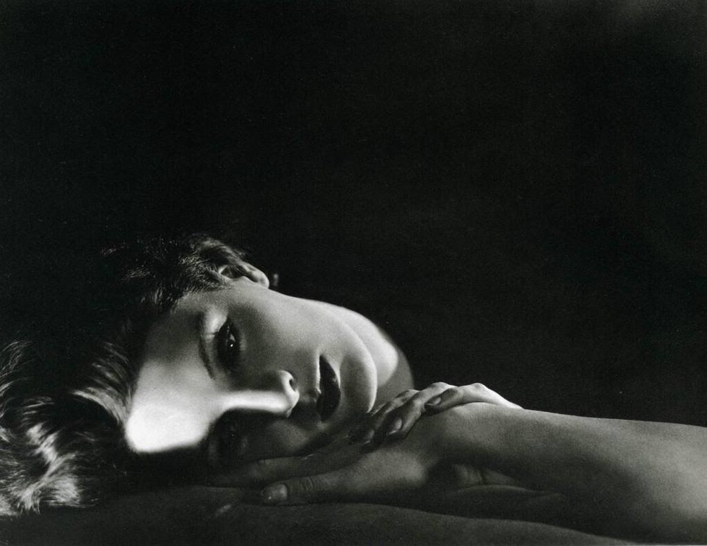 Agneta Fischer, photographed by George Hoyningen-Huene, 1928.jpg