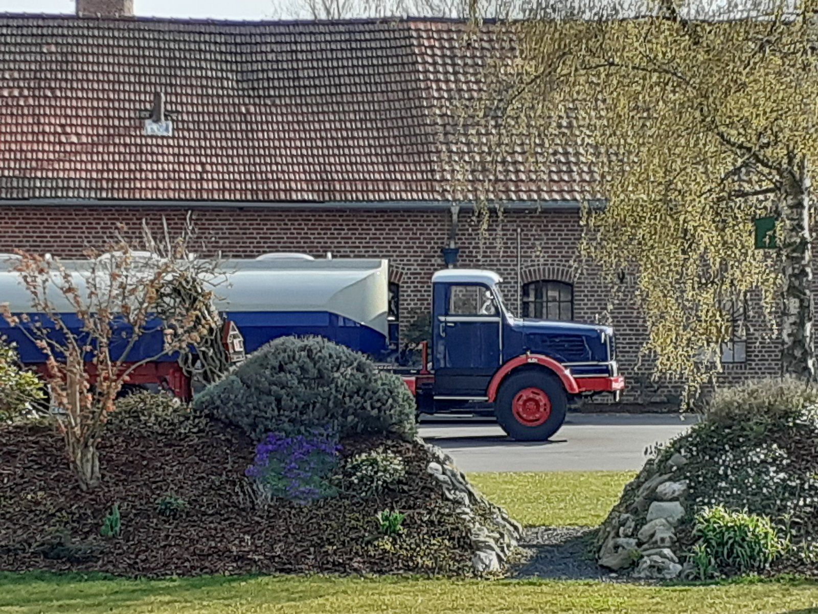 Altes Lastauto an der alten Ziegelei.jpg