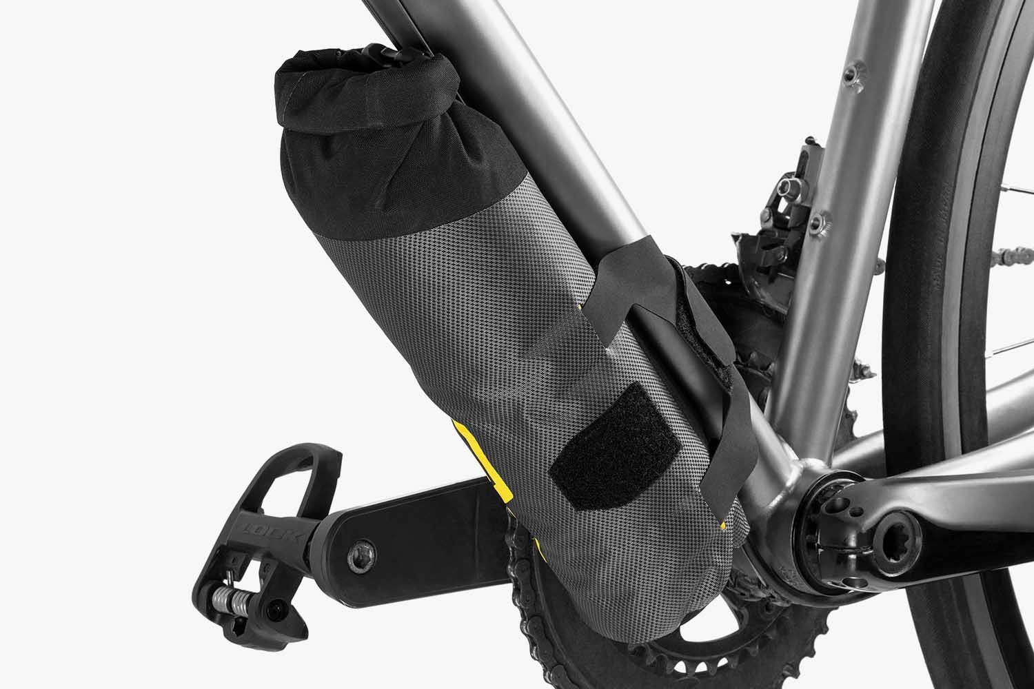 apidura-expedition-downtube-pack-1.2l-on-bike-3.jpg