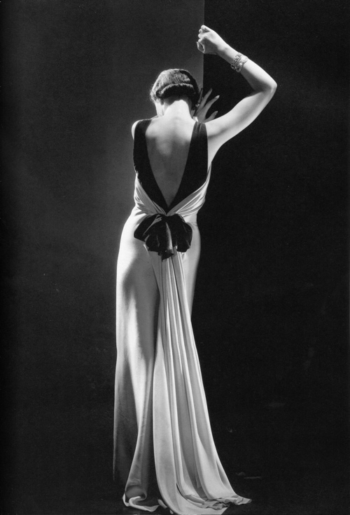 Augustabernard Kleid von AUgusta Bernard(Photographie von George Hoyningen-Huene, Vogue 1933).jpg