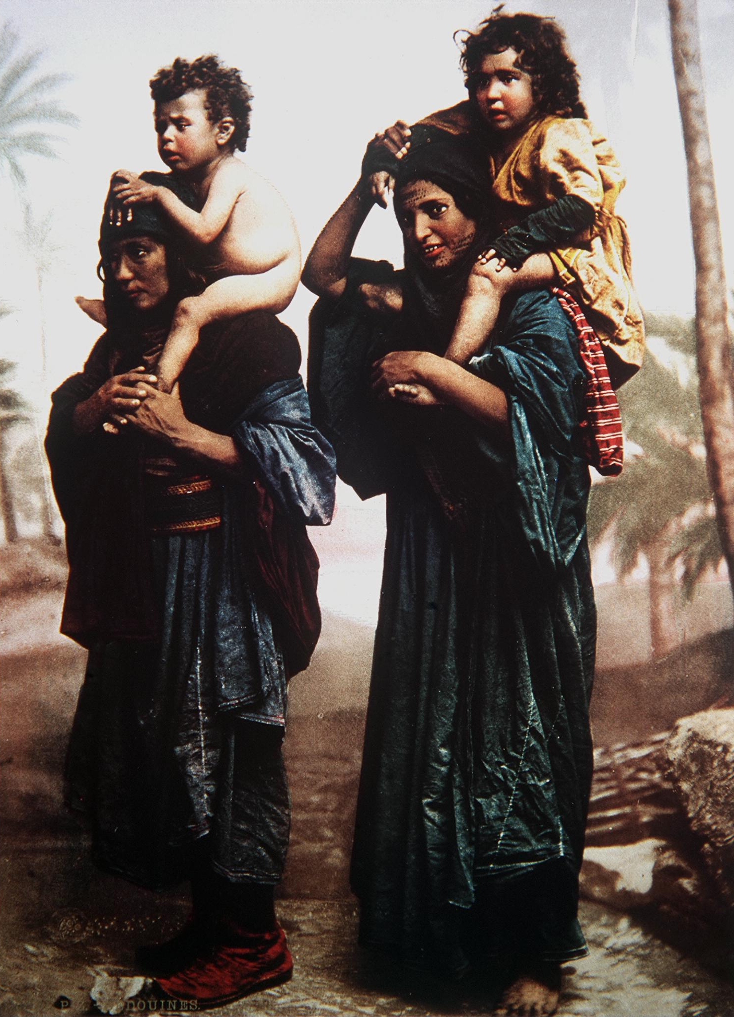 Beduin_mothers_carrying_their_children_on_their_shoulders.jpg