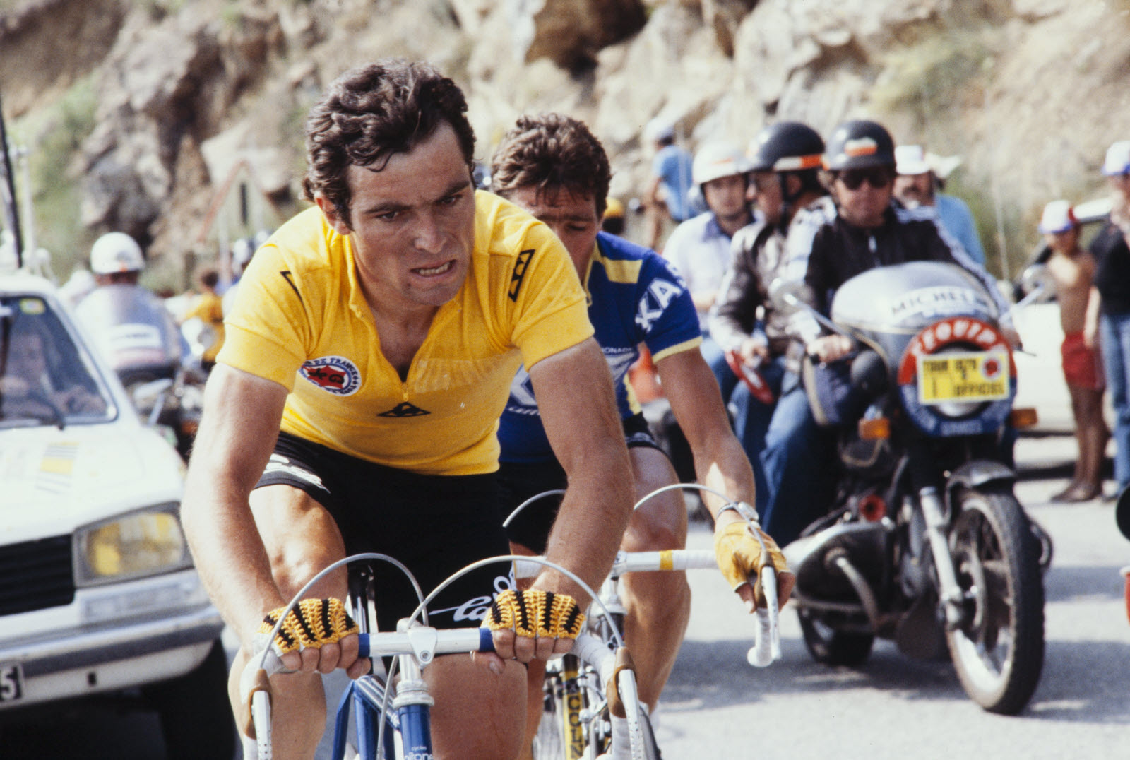 bernard-hinault-avec-le-maillot-jaune-lors-du-tour-de-france-en-1979-photo-afp-1564149074.jpg