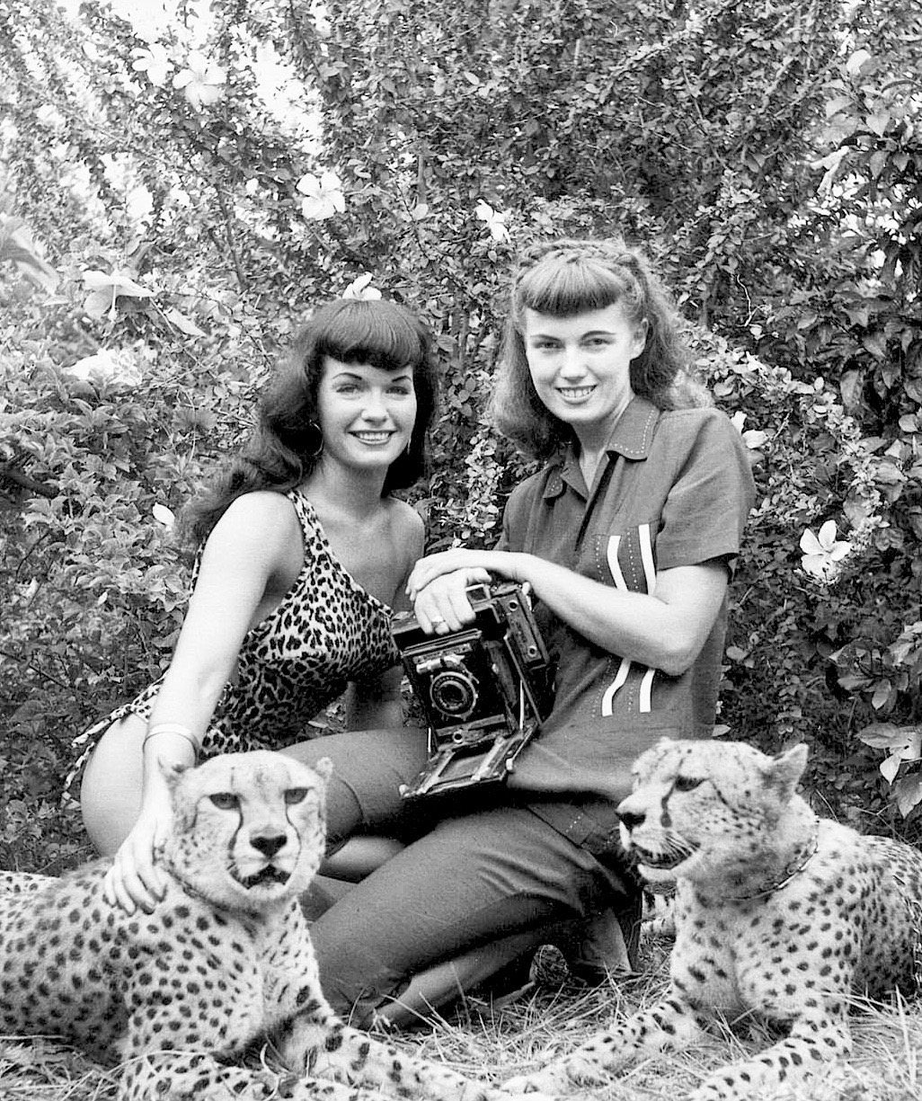 Bettie Page & Bunny Yeager (1954).jpg