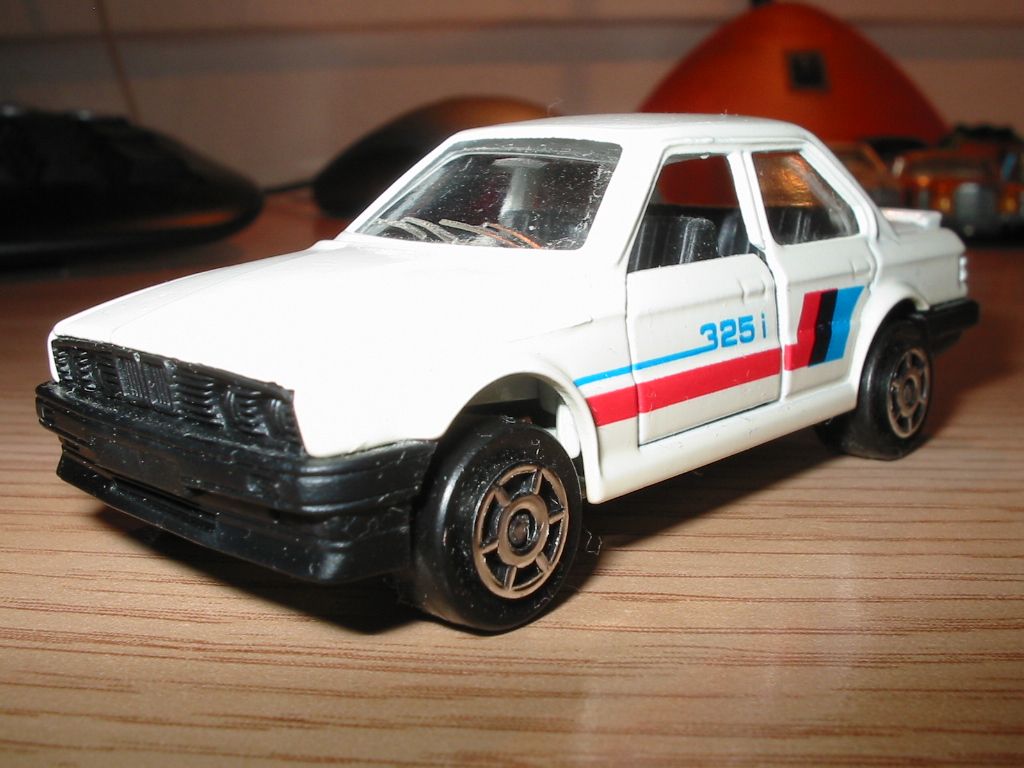 BMW 325i E30 - Majorette.JPG