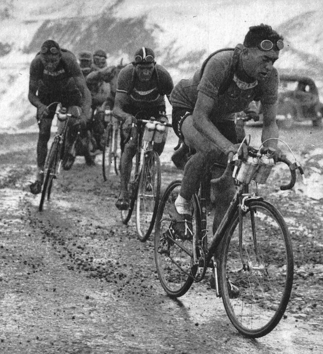 Bobet Bartali Brule Croix de Fer TdF 1948.jpg