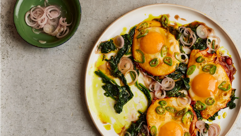 Brunch-Idee für Neujahr Yotam Ottolenghi verrät sein Rezept für goldene Spiegeleier.png