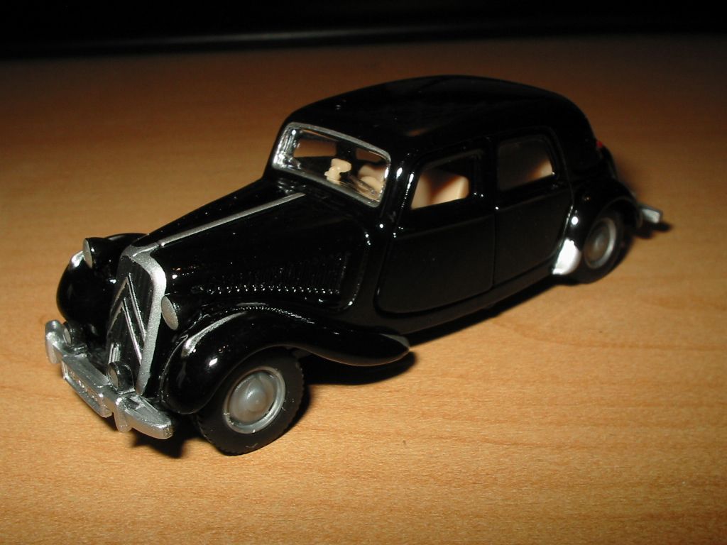 Citroen Traction Avant - Siku.JPG