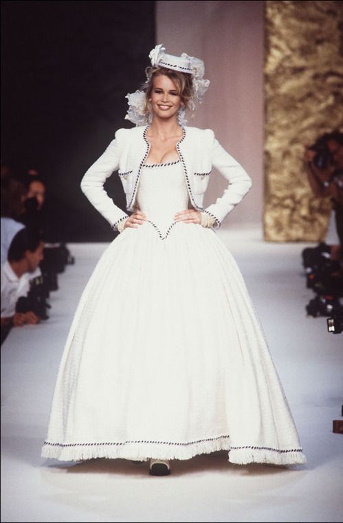 Claudia Schiffer at Chanel Haute Couture FW 1991.jpg
