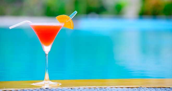 Cocktail-at-the-edge-of-the-swimming-pool-660x348.jpg