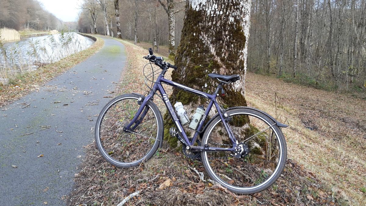 Crossbike am Saarkanal.jpg