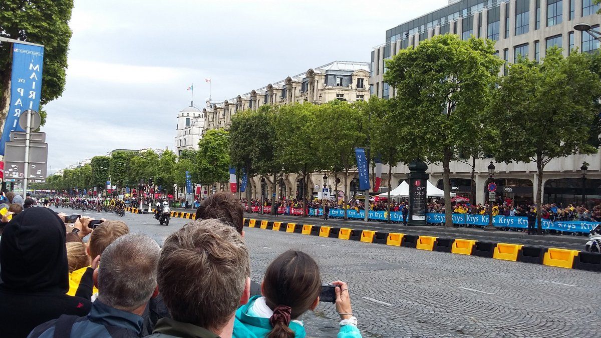 Das Fahrerfeld rauscht an.jpg