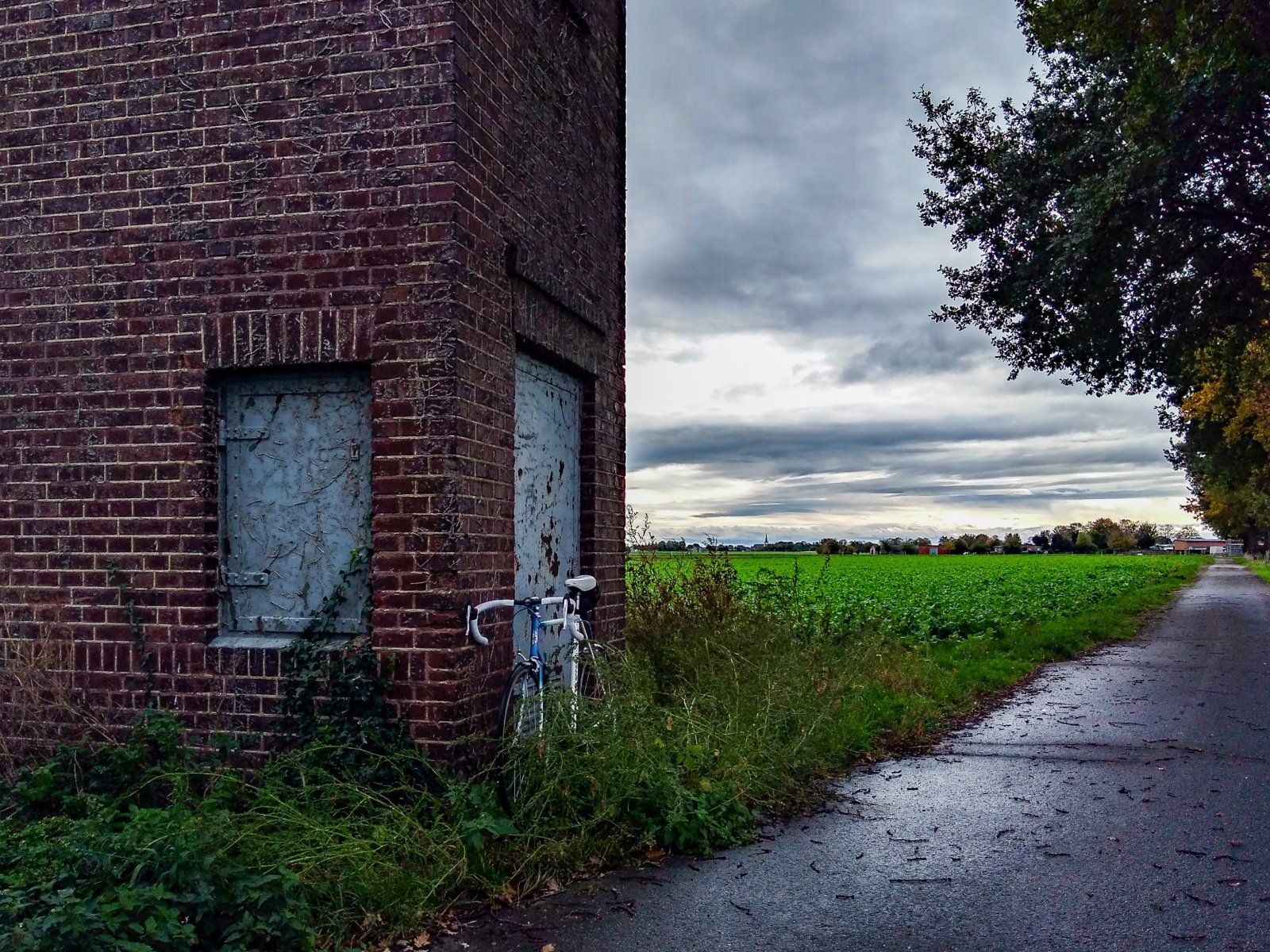 Ehemaliger Trafoturm irgendwo im Selfkant - Kopie.jpg