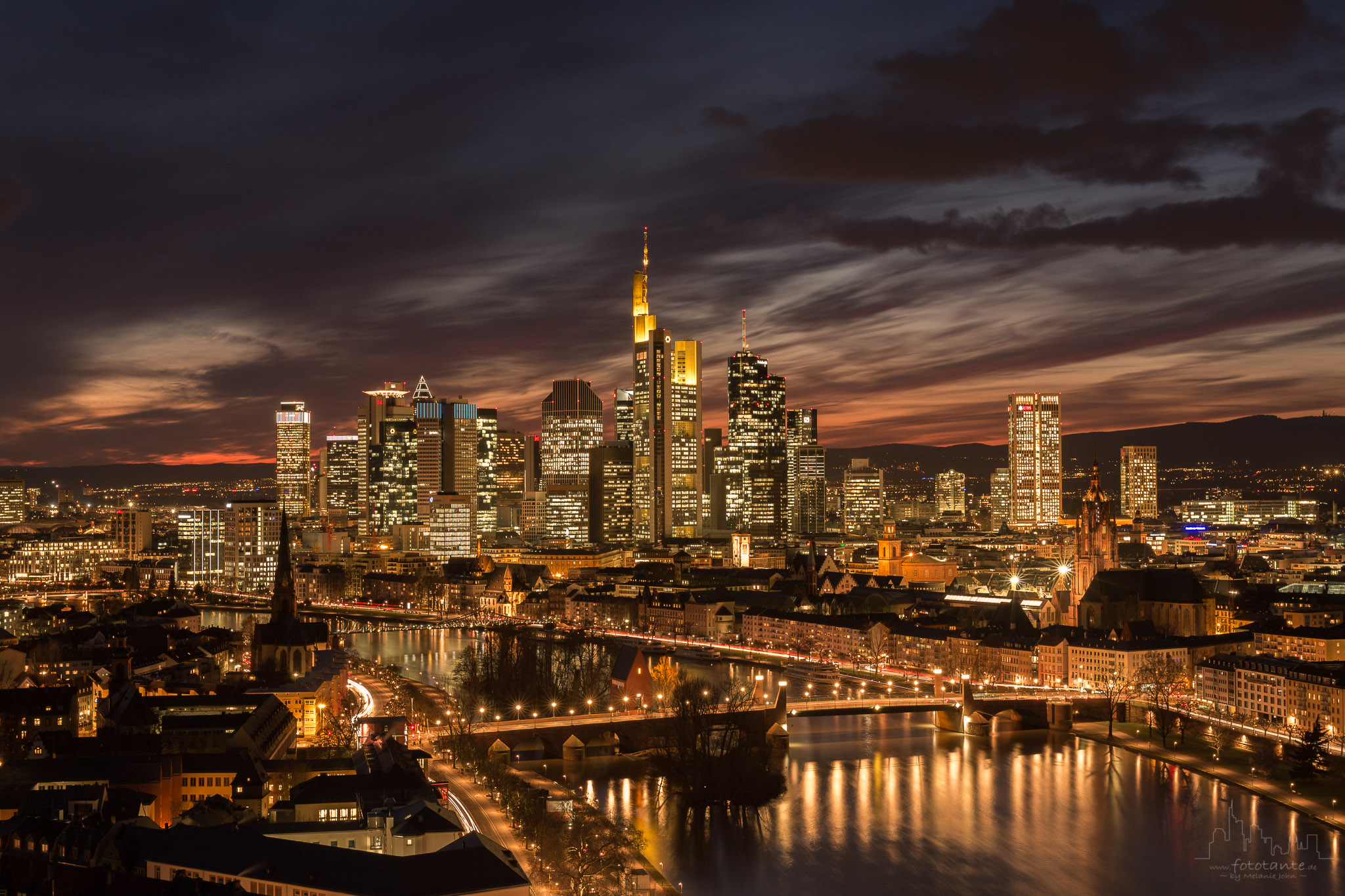 Frankfurt-Abendrot-Skyline-Lichter-2.jpg