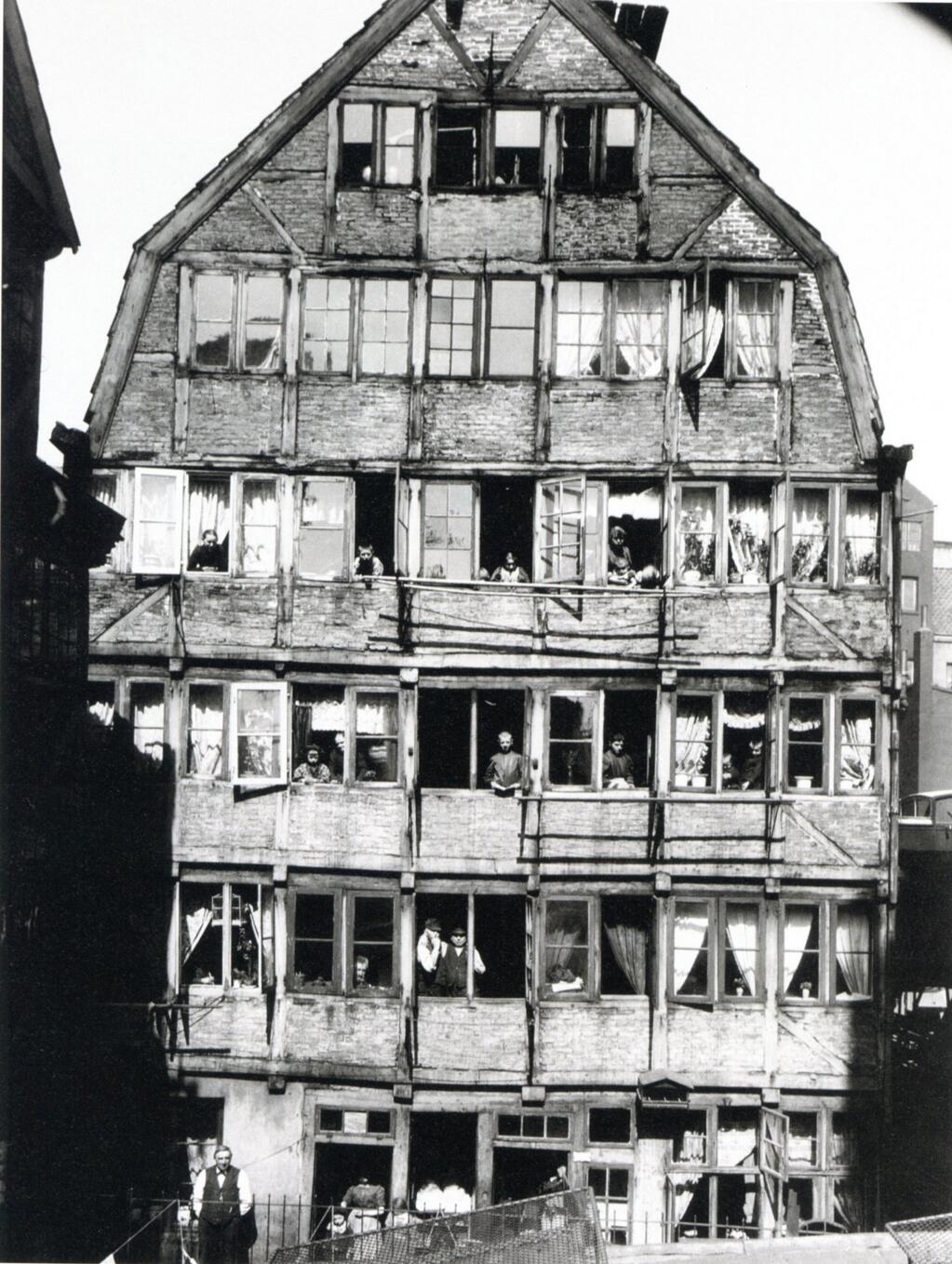 Hans Breuer - House with inhabitants, Hamburg, 1904..jpg