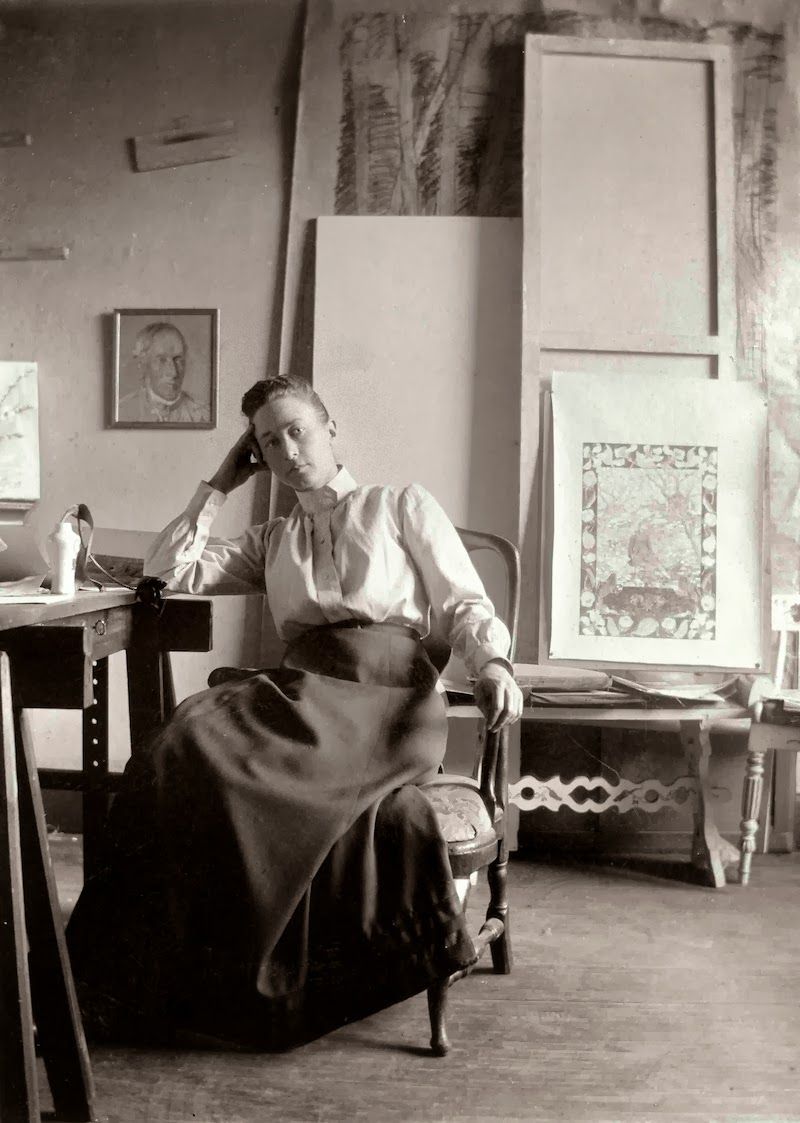 Künsterlin Hilma af Klint in ihrem Atelier.jpg