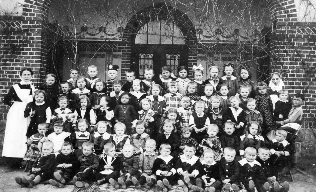 Kindergartenkinder-1917-1024x624.jpg