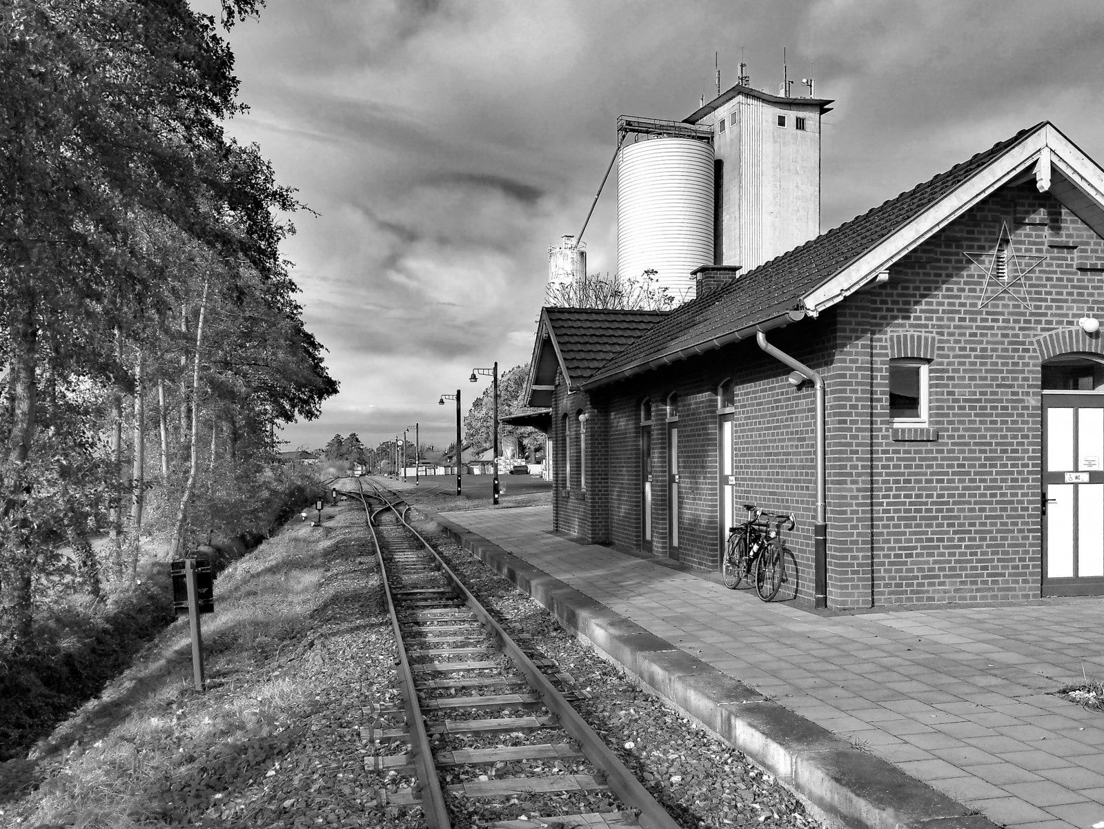 Kleinbahnhof Gillrath in der Pandemieruhe.jpg
