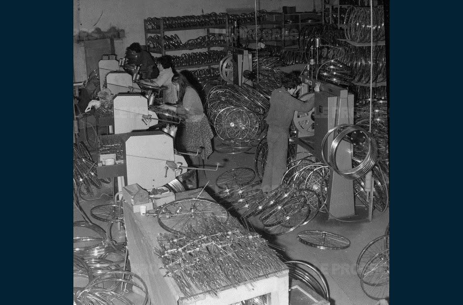 les-cycles-mercier-a-saint-etienne-le-8-fevrier-1974-photo-d-archives-la-tribune-le-progres-15...jpg