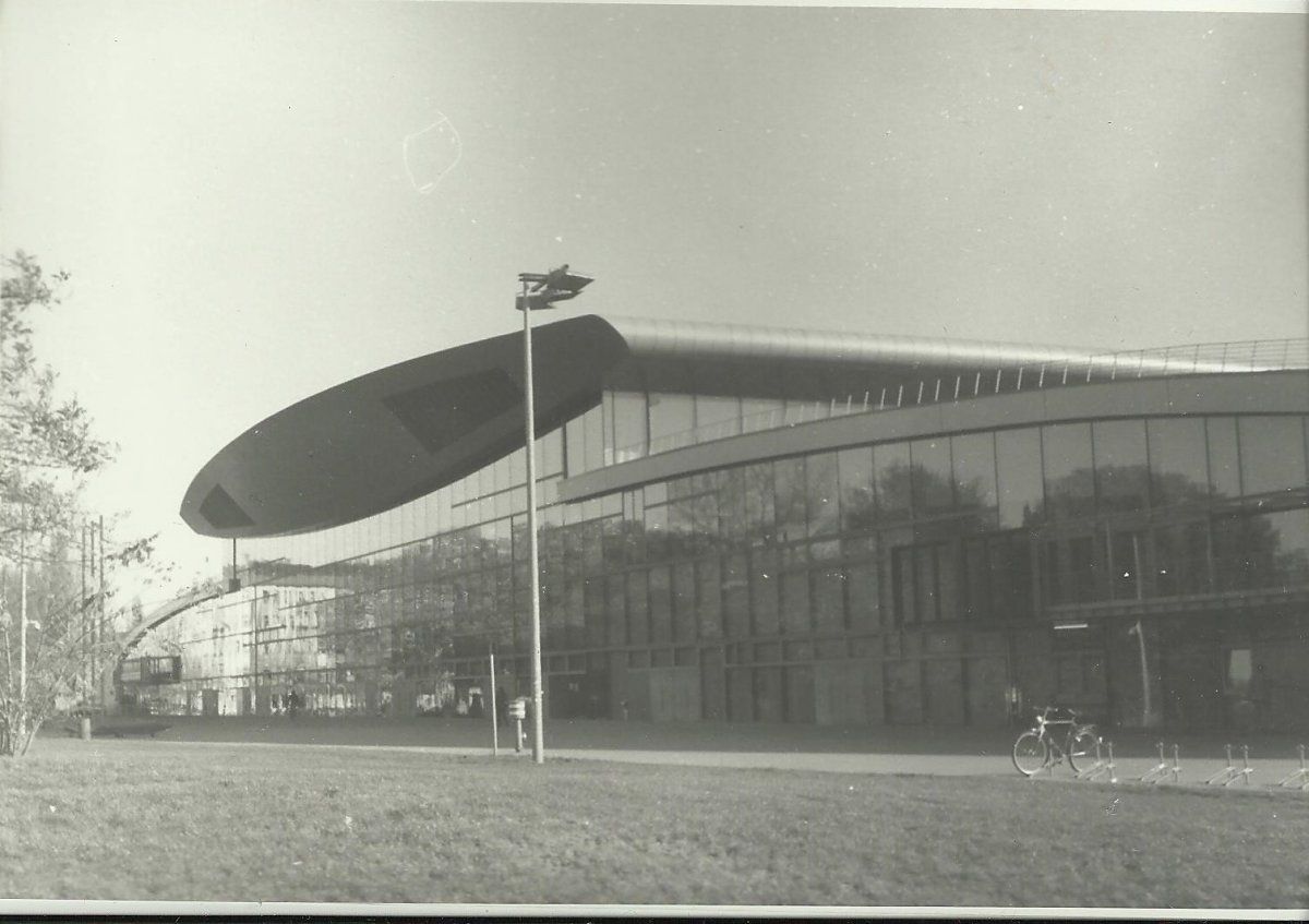 Max Schmeling Halle Spiegel.jpg