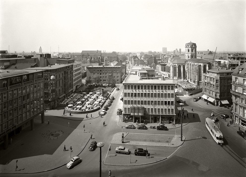 May 1956. View from the Cologne cathedral onto Reichard-Terrasse and traffic office.jpg