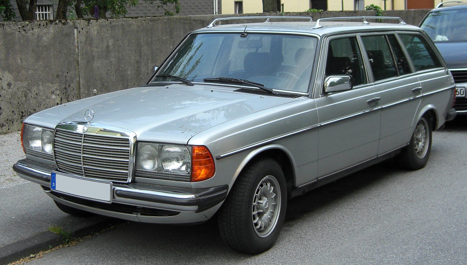 Mercedes_W123_T-Modell_front_20100630.jpg