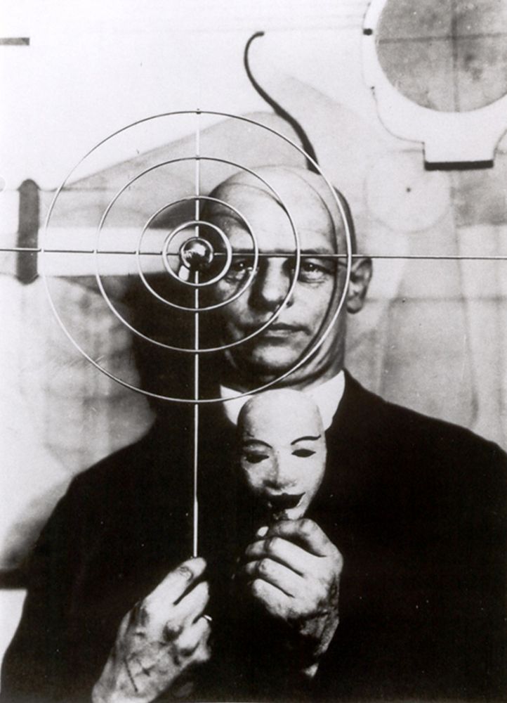 Oskar Schlemmer tenant un Masque et Élément Coordonnée (1931).jpg