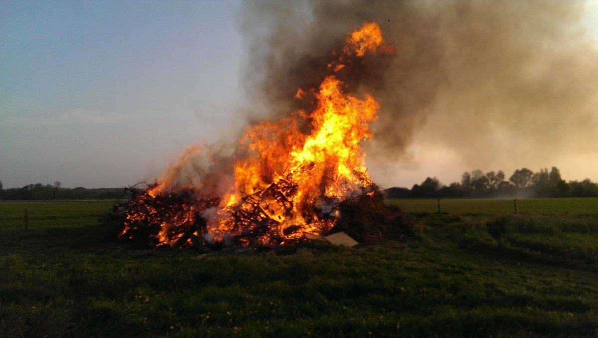 Osterfeuer am Niederrhein.jpg