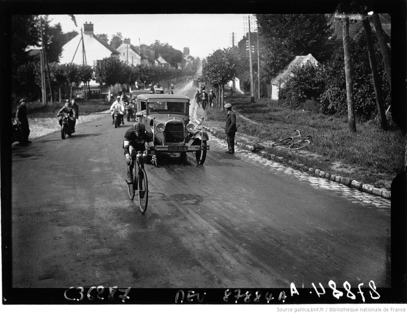 Paris-Brest-Paris_cycliste_ _Oppermann_seul_[...]Agence_de_btv1b9047824r.JPEG