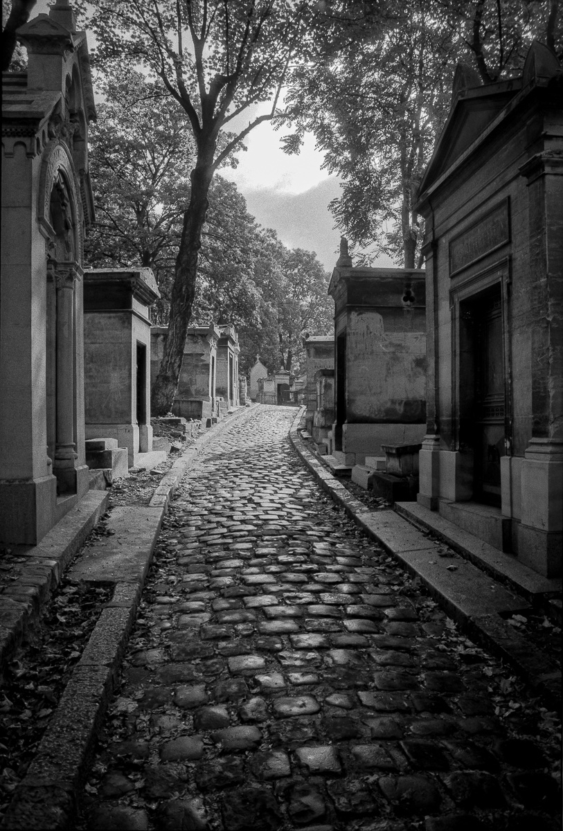 Pere_Lachaise_Paris_1990_final.jpg