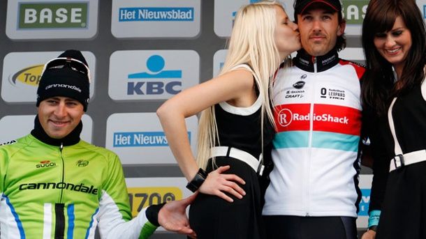 peter-sagan-vergreift-sich-an-dem-blonden-podiums-girl-.jpg