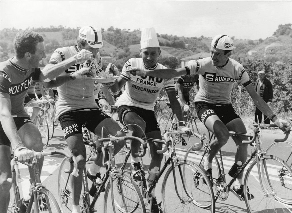 Riders-eating-spaghetti-during-a-stage-in-1966.jpeg