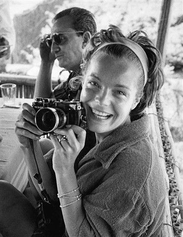 Romy Schneider mit Nikon S2.jpg