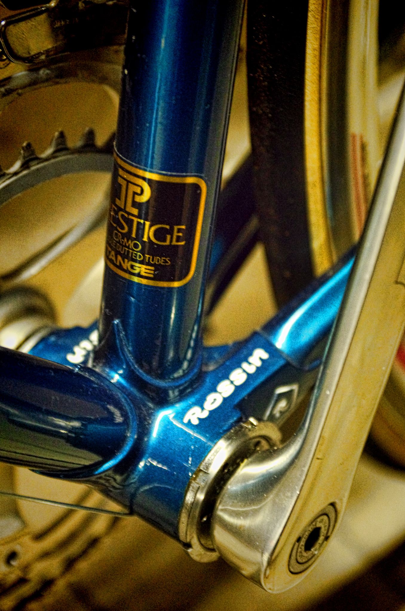 Rossin Prestige blu bottom bracket and front wheel (2).jpg