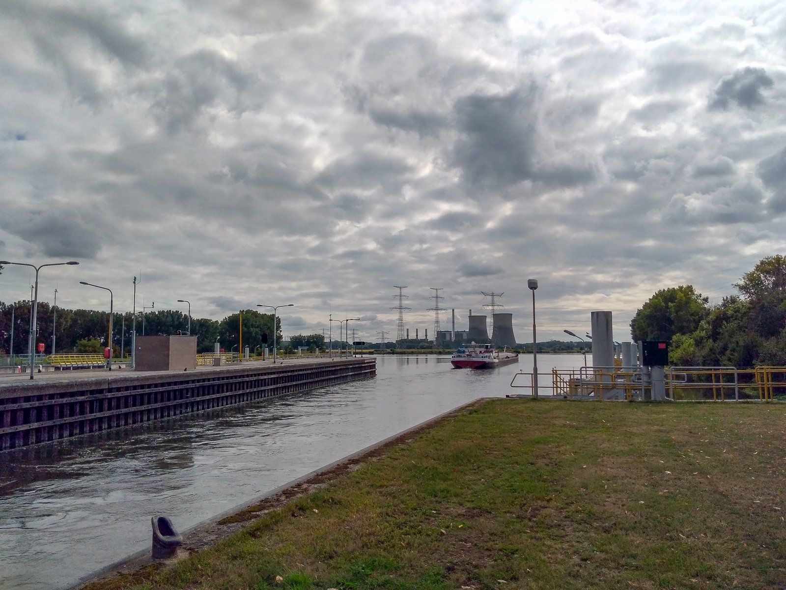 Schleuse Lateraalkanal Linne, oberwasserseitig ausfahrender Frachter.jpg