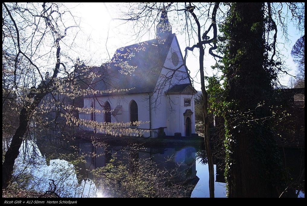 schlosspark2kapelle.JPG.b5741576b1a6536bd5ccfe40f87f18ac.JPG