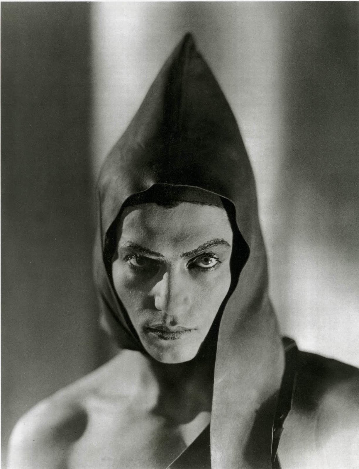 Serge Lifar, 1930 by George Hoyningen-Huene.jpg