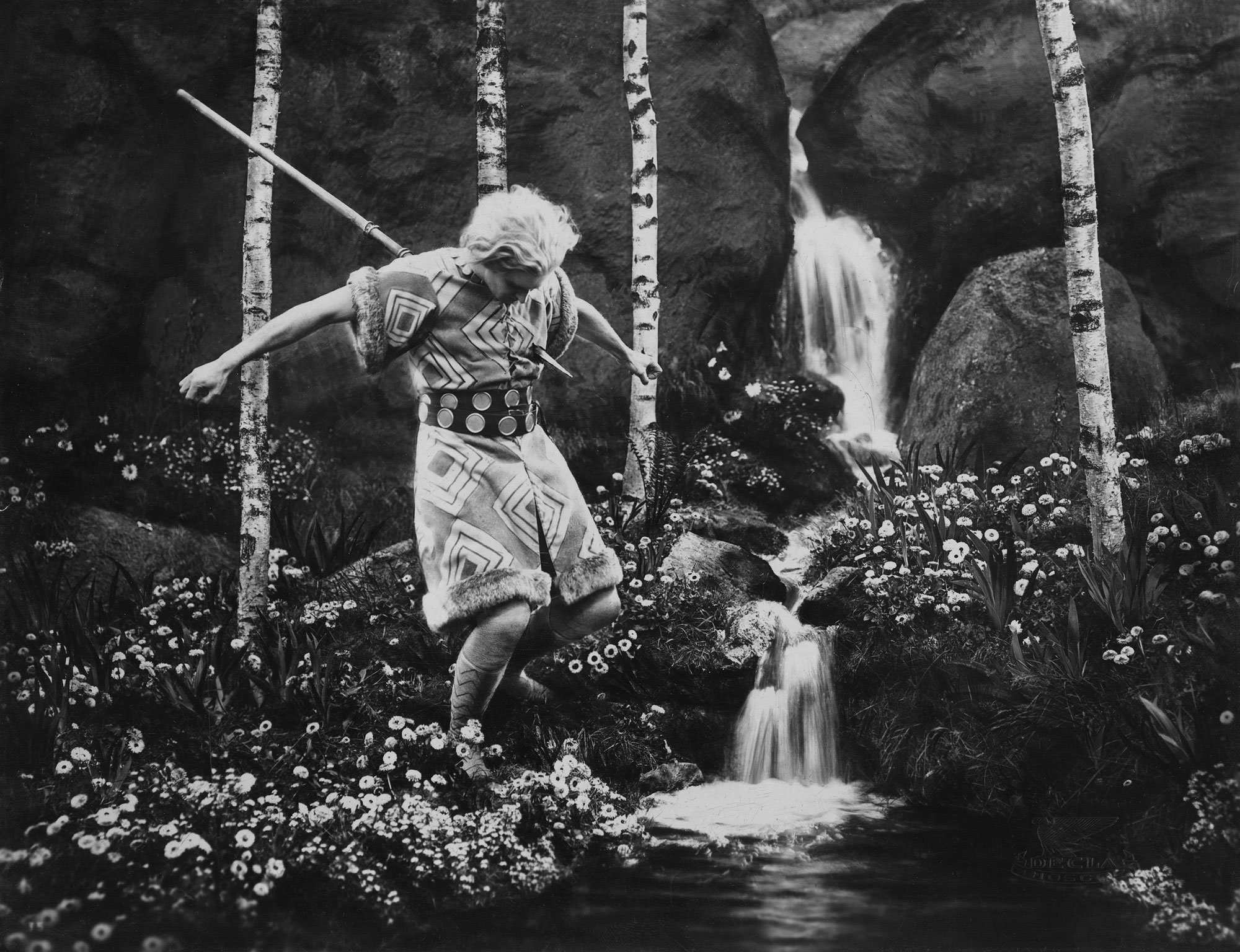 Set photograph from Fritz Lang's Die Nibelungen - Siegfrieds Tod (1923).jpg